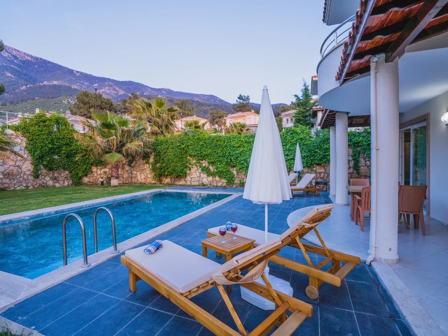 Villa Royce 11 11