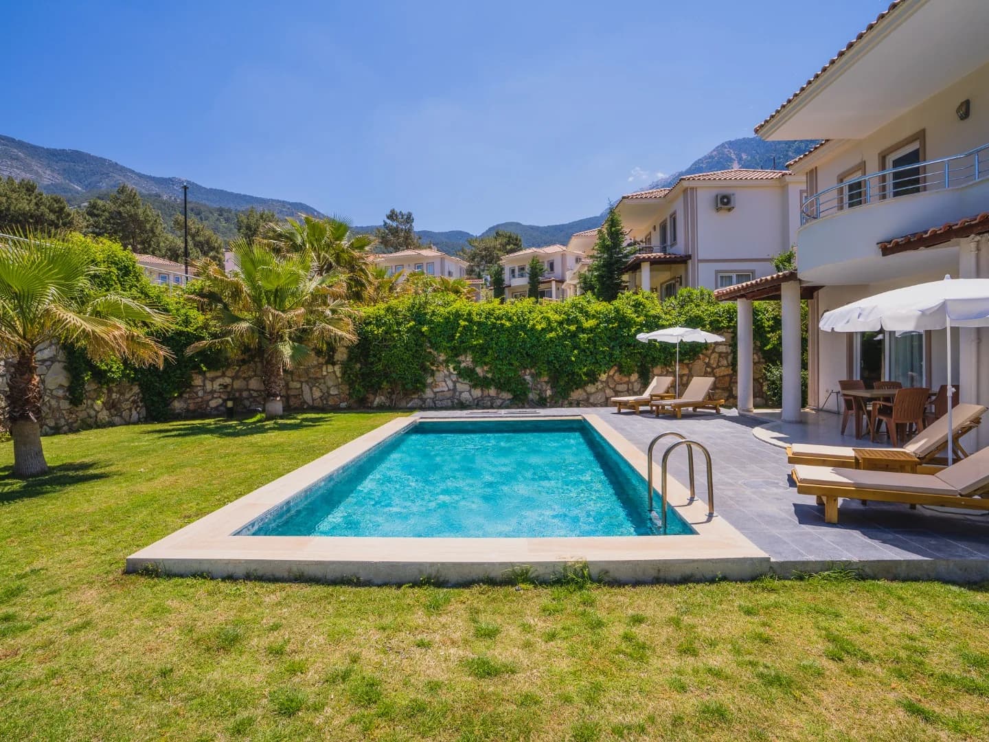 Villa Royce 11 13
